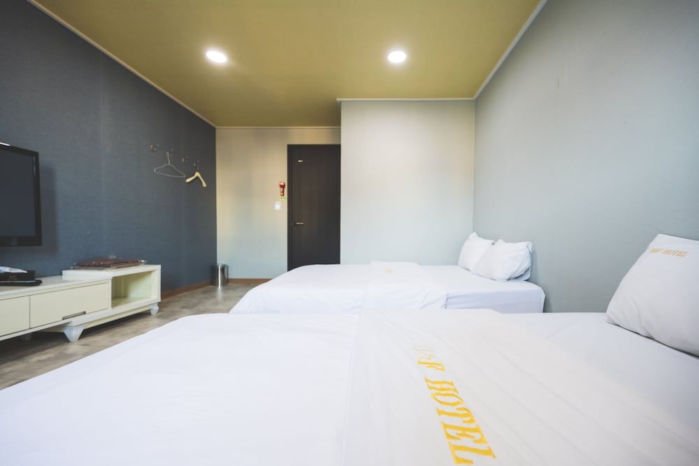 B&F Hotel Traditional Room, Multiple Beds 4