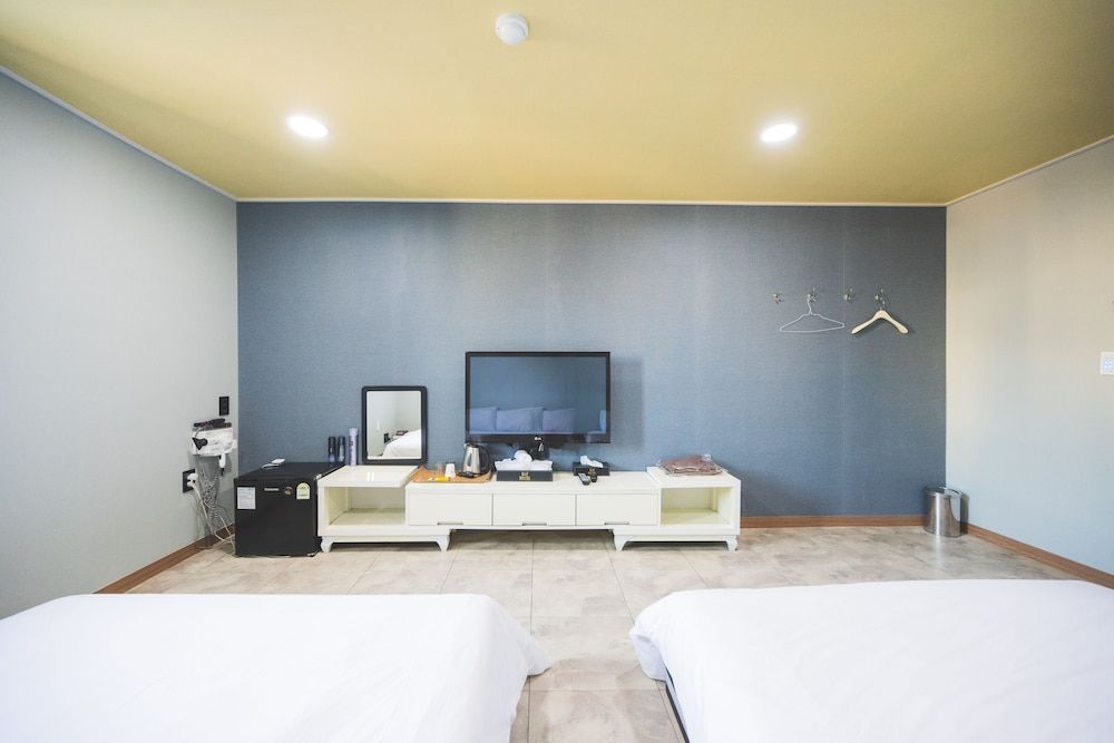 B&F Hotel Traditional Room, Multiple Beds 3