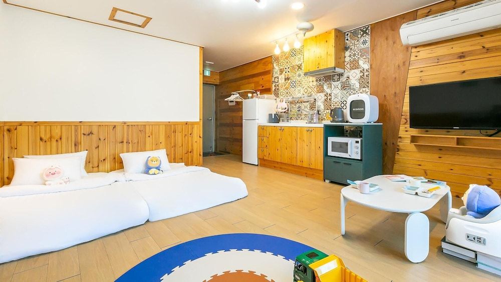 Yeosu Hi Mom Kids Family Pension Black Basic Room, 1 Bedroom (Ddalgi3(Oceanview/GaebyeolBBQ)) 2