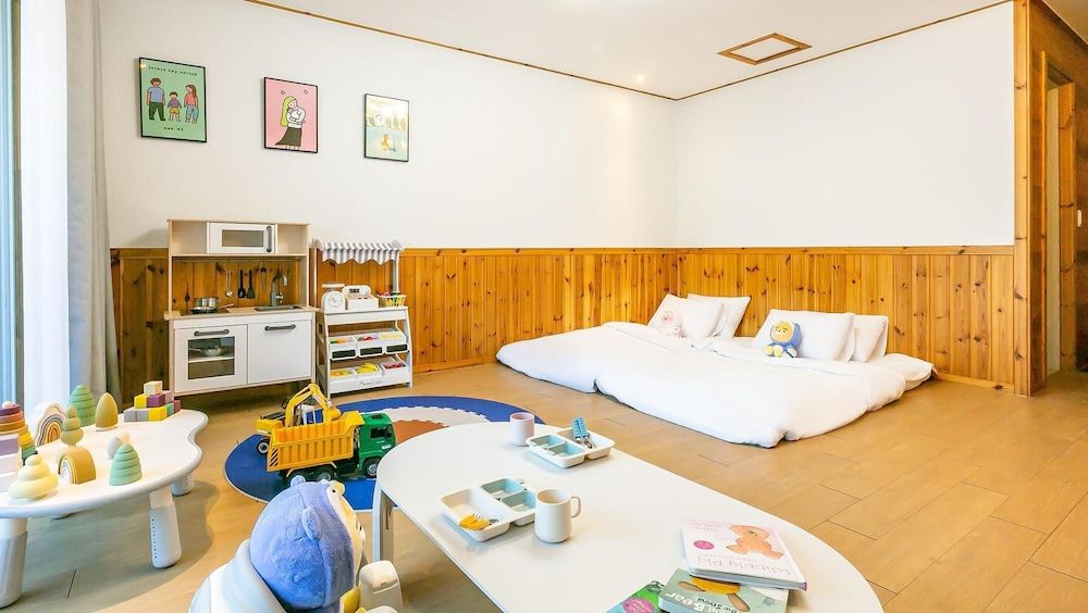 Yeosu Hi Mom Kids Family Pension Black Basic Room, 1 Bedroom (Ddalgi3(Oceanview/GaebyeolBBQ))