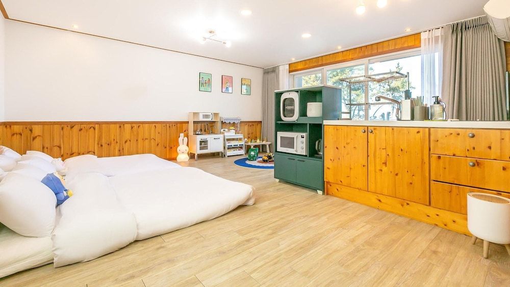 Yeosu Hi Mom Kids Family Pension Black Basic Room, 1 Bedroom (Orange2(Oceanview/GaebyeolBBQ))