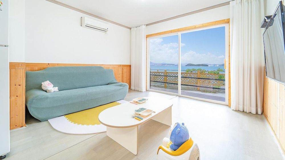 Yeosu Hi Mom Kids Family Pension Gold Basic Room, 2 Bedrooms (Haneul1(Ocean view)-Kidsroom) 9