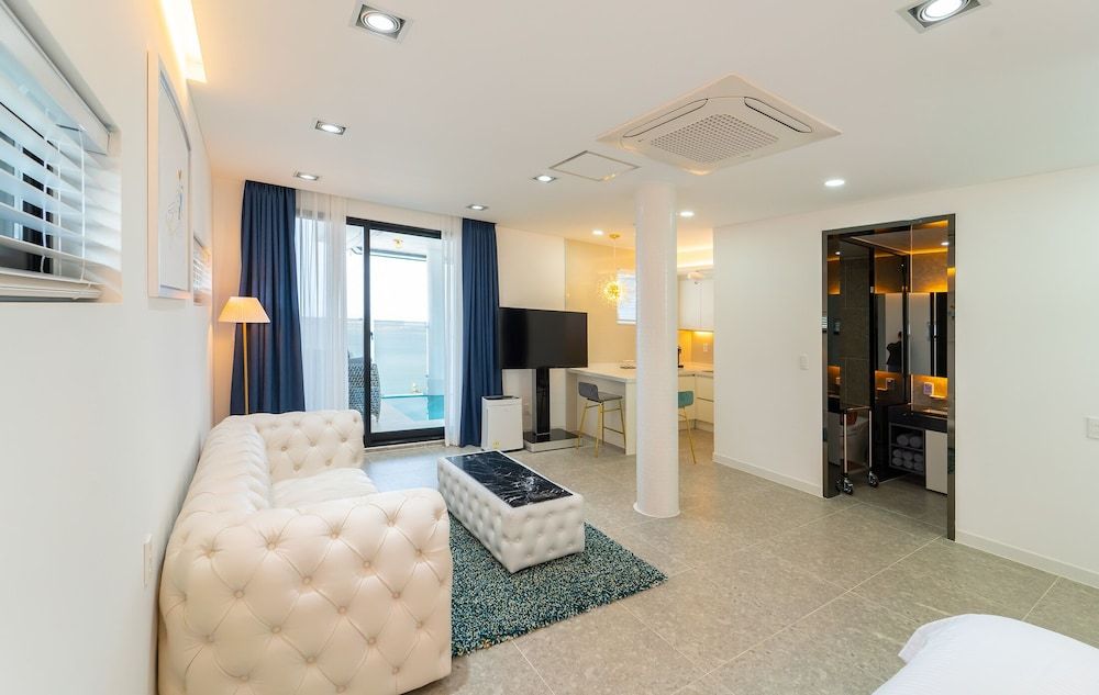 Blue Mango Pool Villa & Resort Premium Pool Villa 4