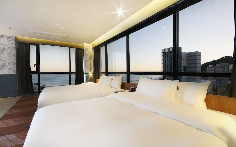 Busan Songjeong Brown dot Room (Suite Ocean View (Signature Panoramic) 9