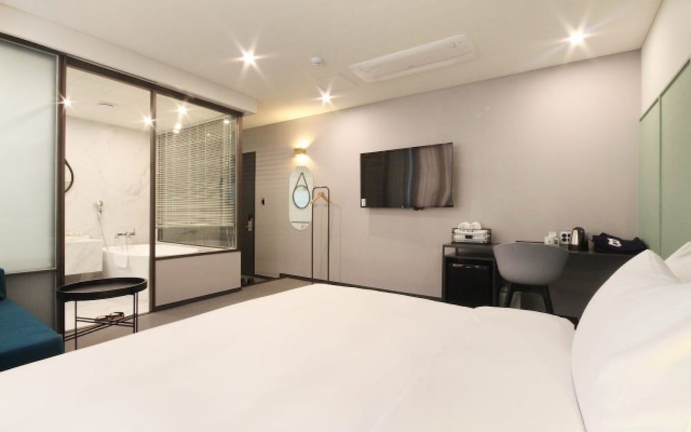 Busan Songjeong Brown dot Room (Deluxe Double First-come First-served) 4