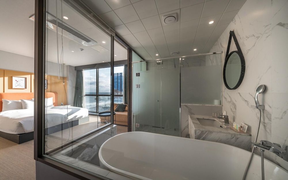 Busan Songjeong Brown dot Room (Deluxe Double Partial Ocean View (Hig) 4