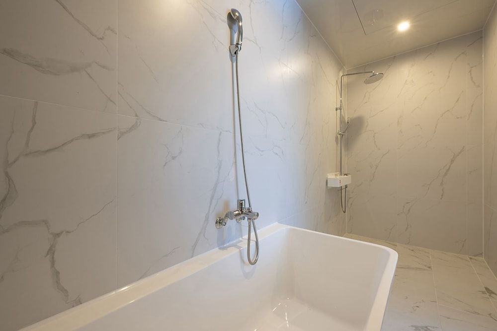 Deep Soaking Bathtub