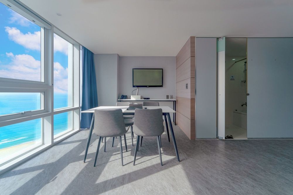 Suncloud Hotel Triple Suite Partial Ocean View 4