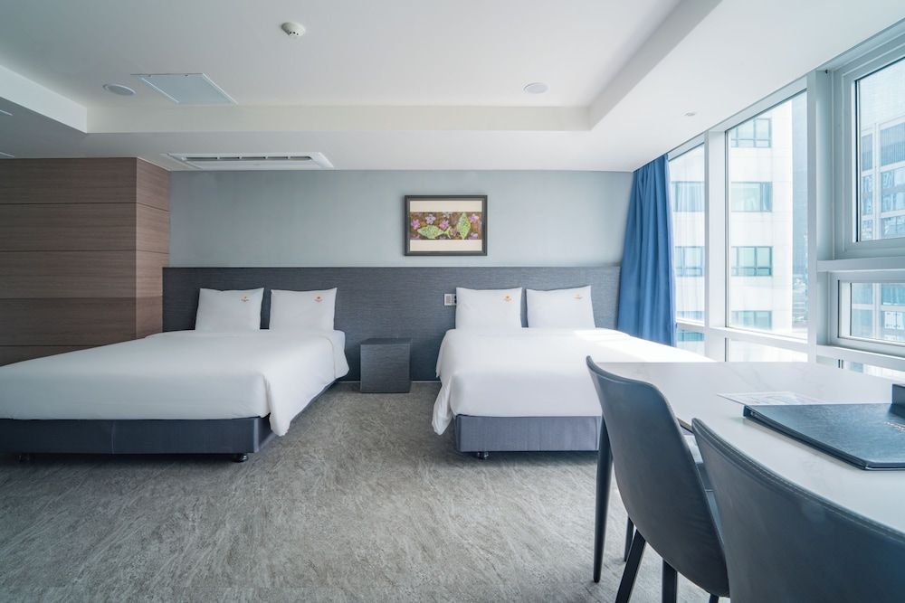 Suncloud Hotel Triple Suite Partial Ocean View