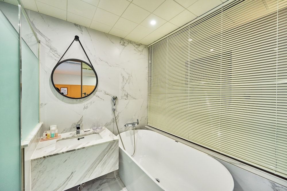 Brown Dot Hotel Songjeong Deluxe Double Room, Partial Ocean View 20