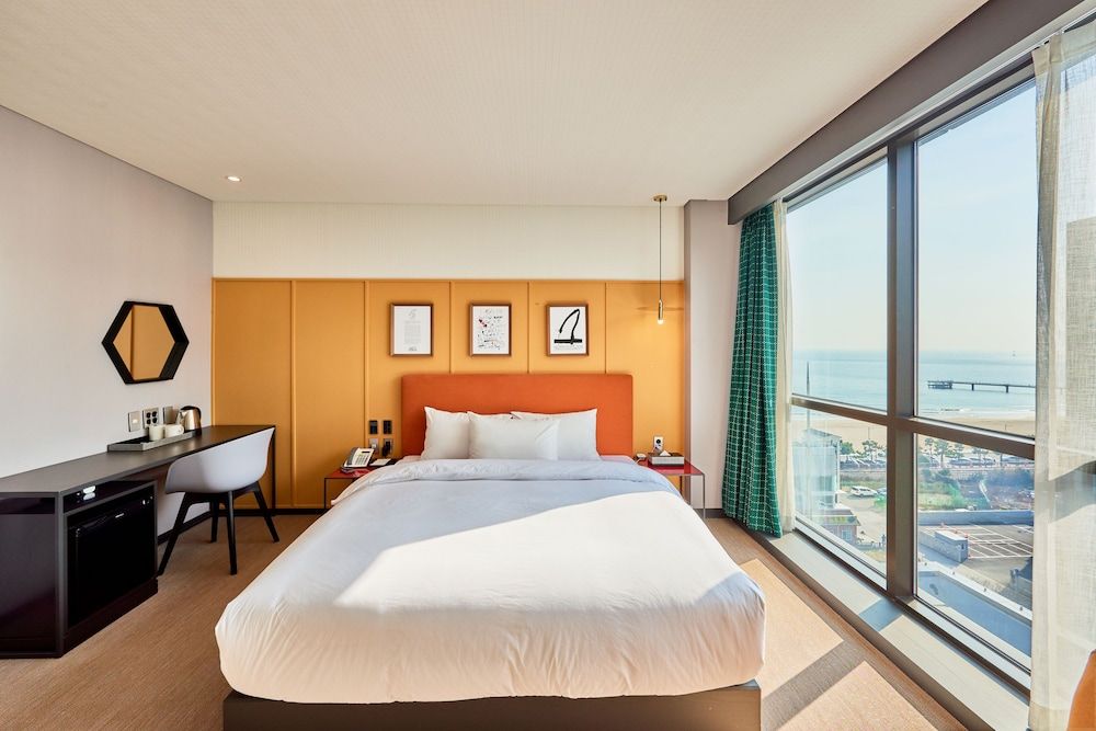 Brown Dot Hotel Songjeong Deluxe Double Room, Partial Ocean View 3