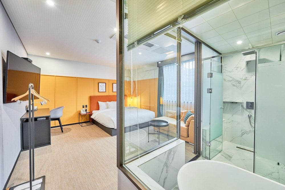 Brown Dot Hotel Songjeong Deluxe Double Room, Partial Ocean View 12