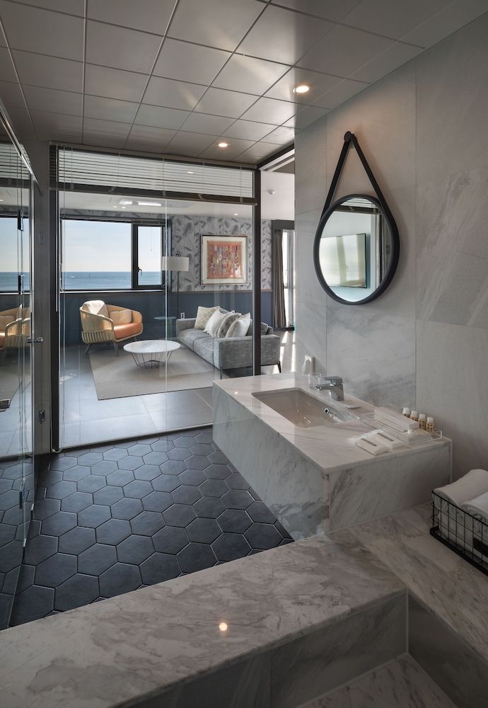 undefined Brown Dot Hotel Songjeong 10