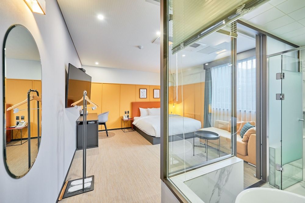 Brown Dot Hotel Songjeong Deluxe Double Room, Partial Ocean View 16