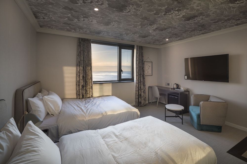 Brown Dot Hotel Songjeong Family Twin Room, Ocean View 3