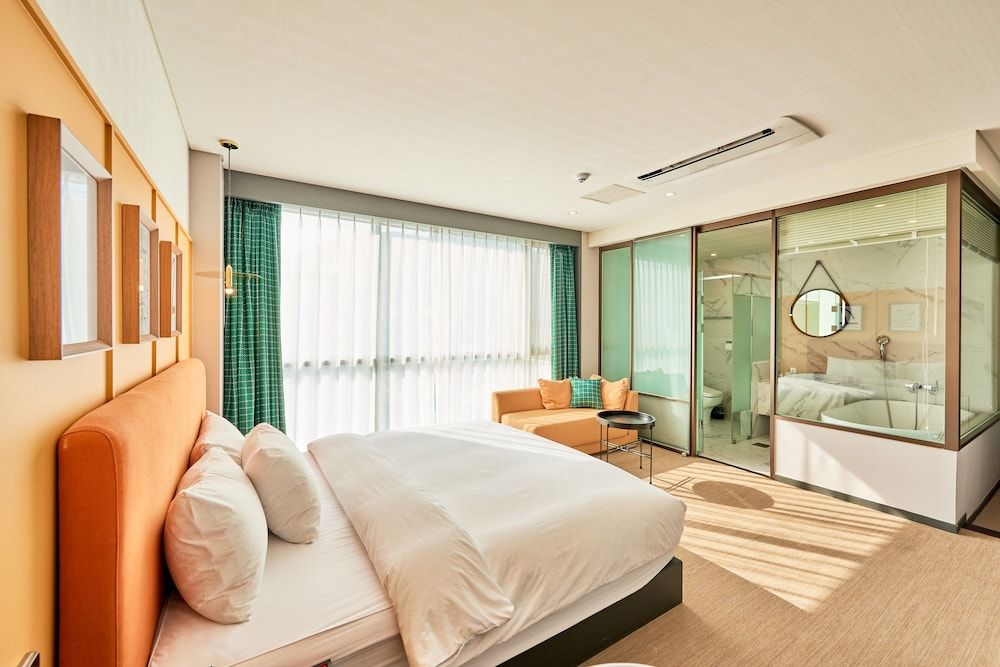 Brown Dot Hotel Songjeong Deluxe Double Room, Partial Ocean View 14