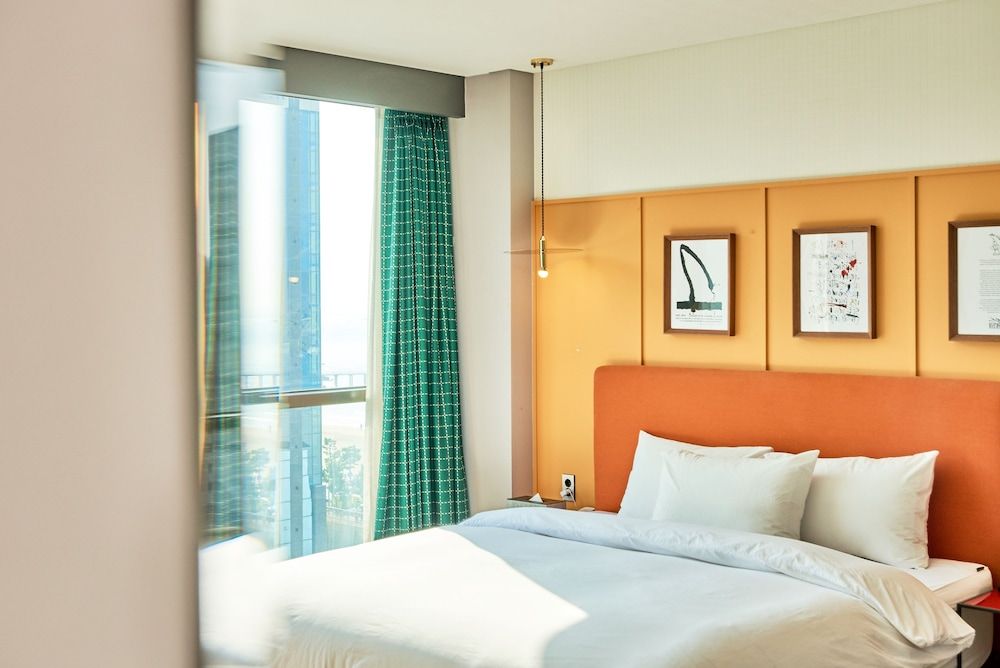 Brown Dot Hotel Songjeong Deluxe Double Room, Partial Ocean View 6
