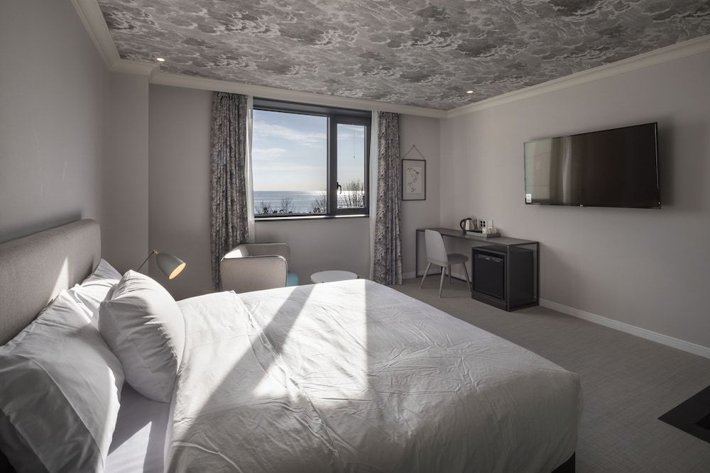 Brown Dot Hotel Songjeong Deluxe Double Room, Partial Ocean View