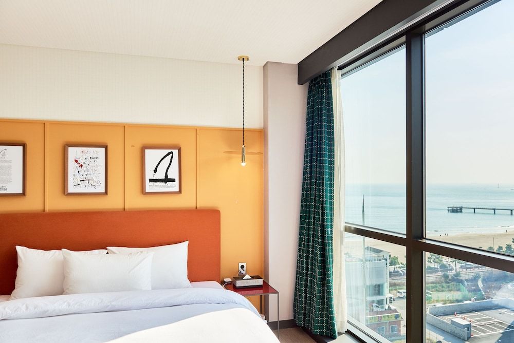 Brown Dot Hotel Songjeong Deluxe Double Room, Partial Ocean View 5