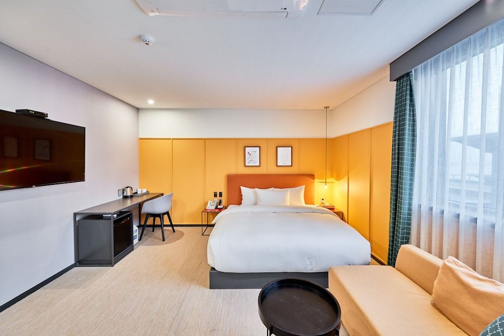 Brown Dot Hotel Songjeong Deluxe Double Room, Partial Ocean View 11