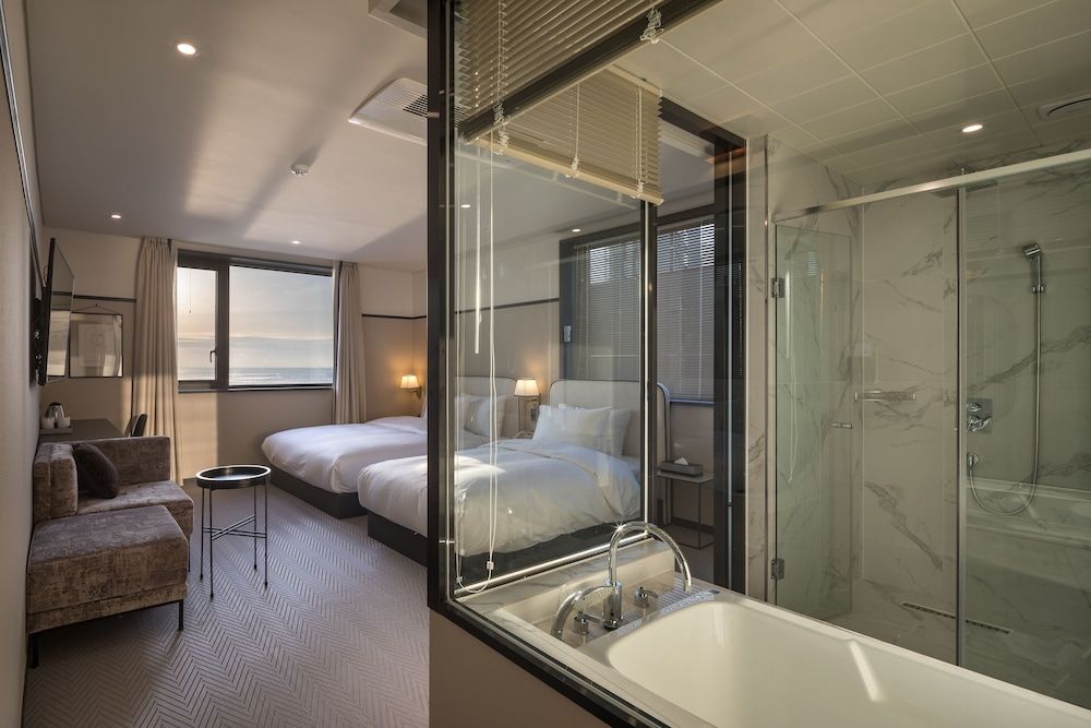 Brown Dot Hotel Songjeong Family Twin Room, Ocean View 2