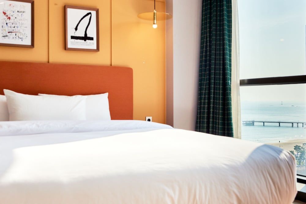 Brown Dot Hotel Songjeong Deluxe Double Room, Partial Ocean View 13
