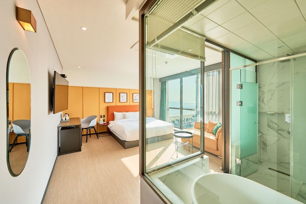 Brown Dot Hotel Songjeong Deluxe Double Room, Partial Ocean View 10