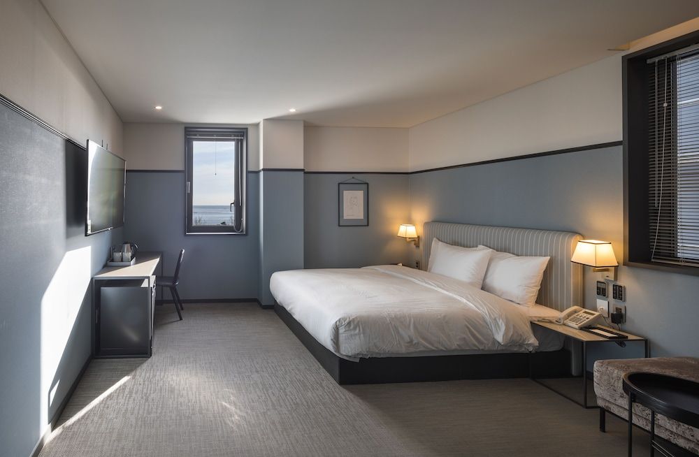 Brown Dot Hotel Songjeong Deluxe Double Room, Partial Ocean View 2