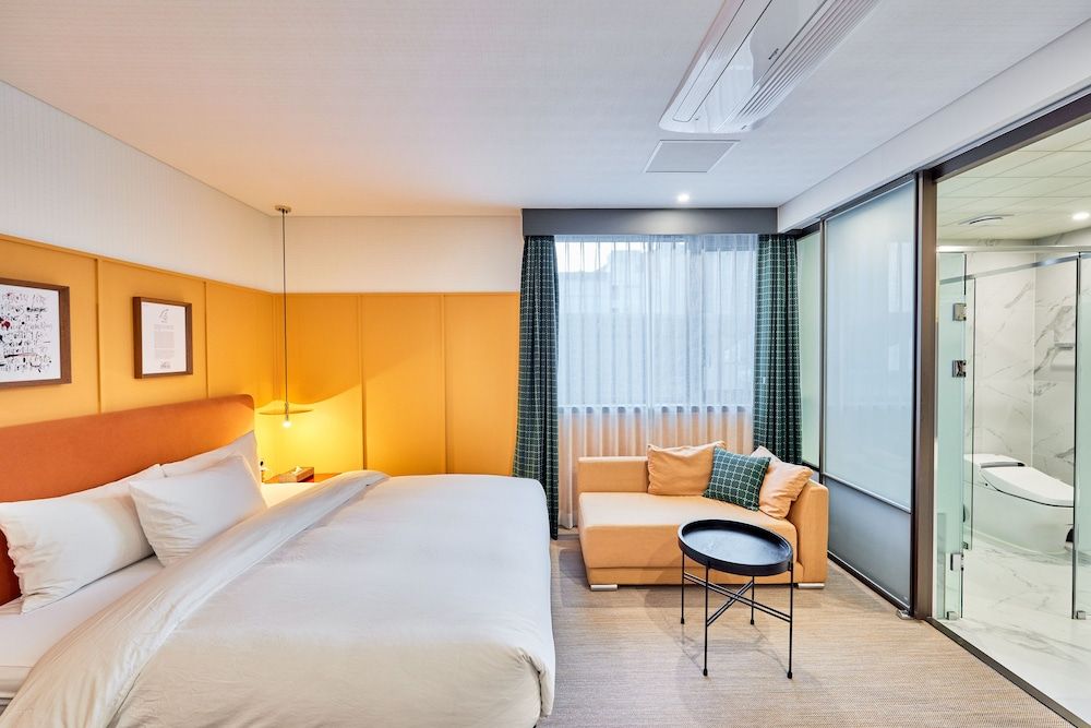 Brown Dot Hotel Songjeong Deluxe Double Room, Partial Ocean View 9