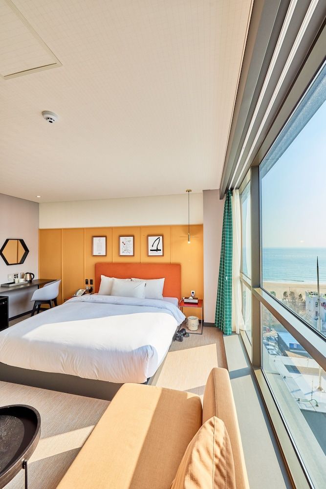 Brown Dot Hotel Songjeong Deluxe Double Room, Partial Ocean View 15
