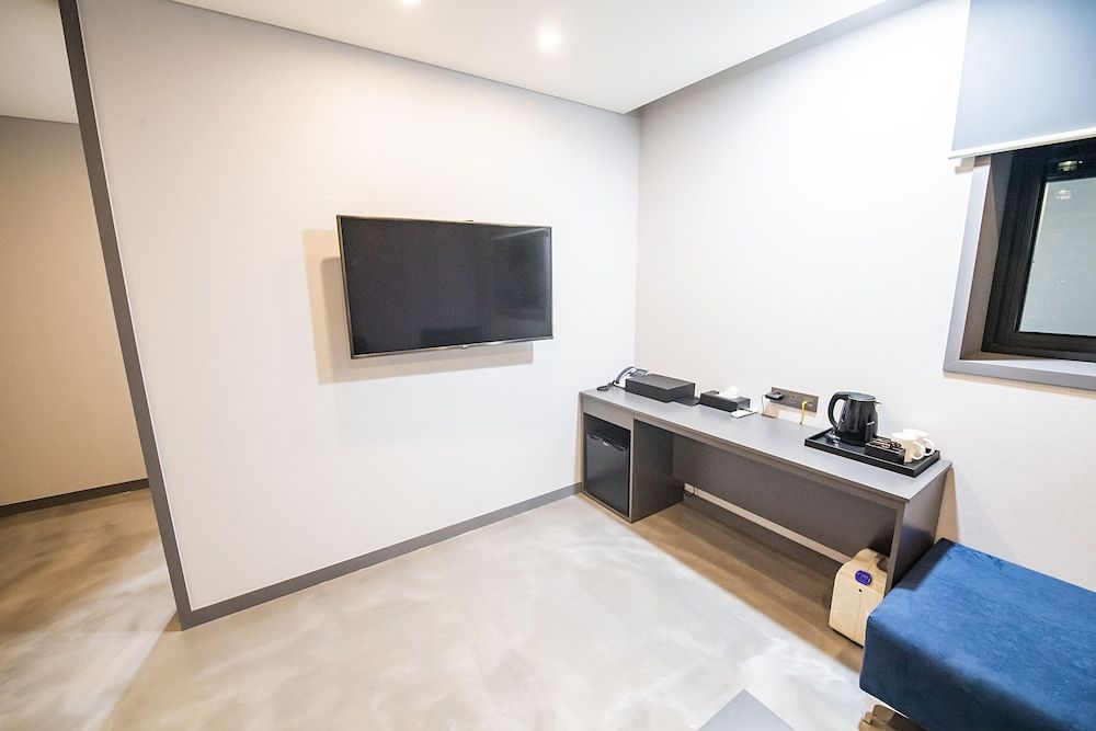 undefined Hotel Society 8