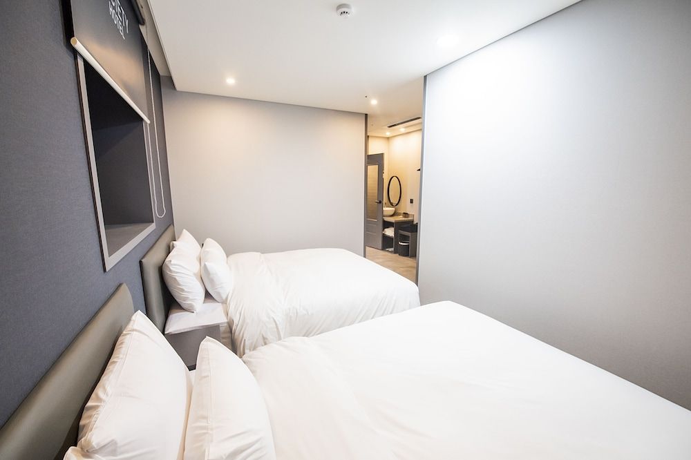 undefined Hotel Society 6