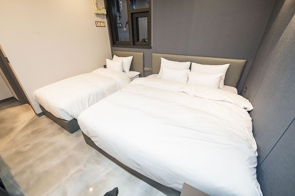 Hotel Society Business Triple Room 5