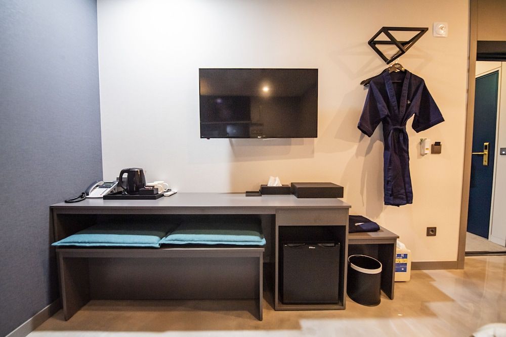 undefined Hotel Society 9