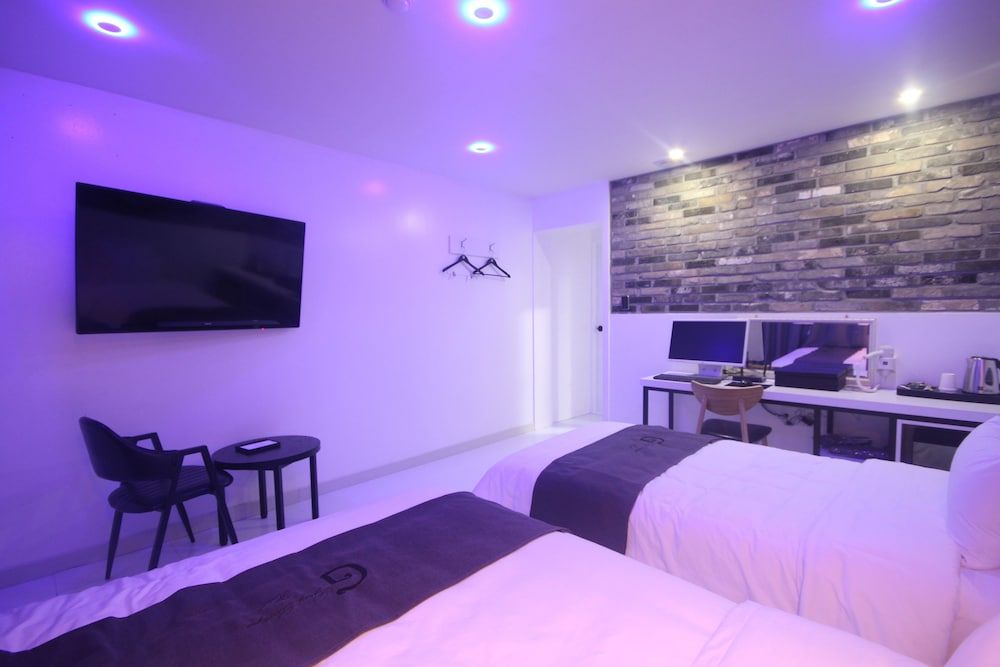 Gray Hotel Standard Twin Room 2