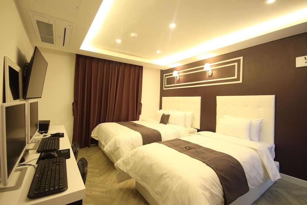 undefined Gray Hotel 5