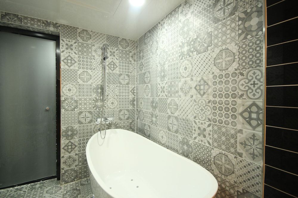 Gray Hotel VIP Twin Room 9