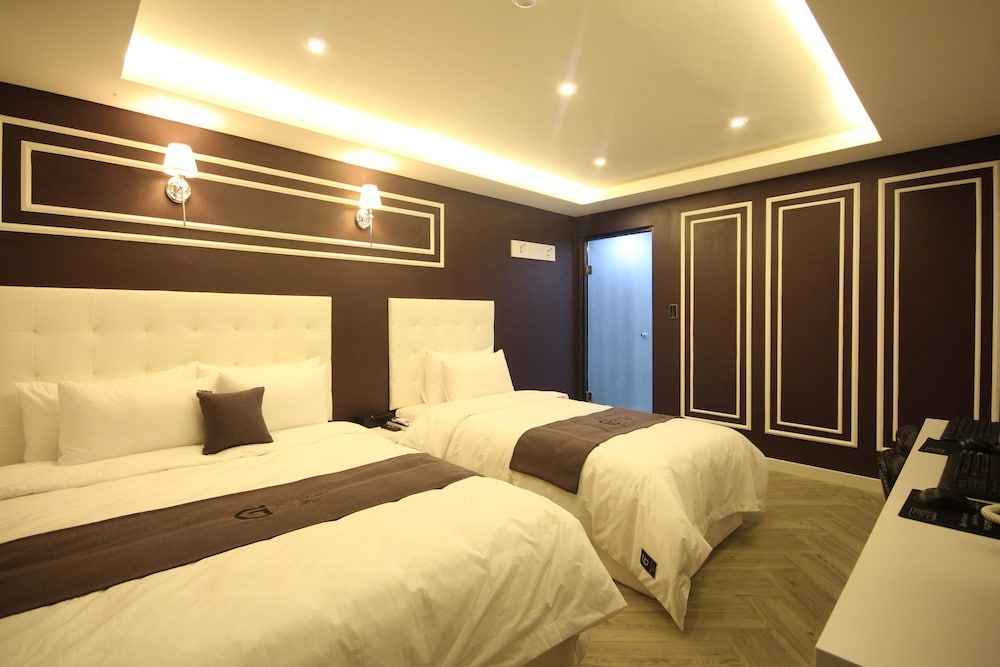 Gray Hotel VIP Twin Room 3