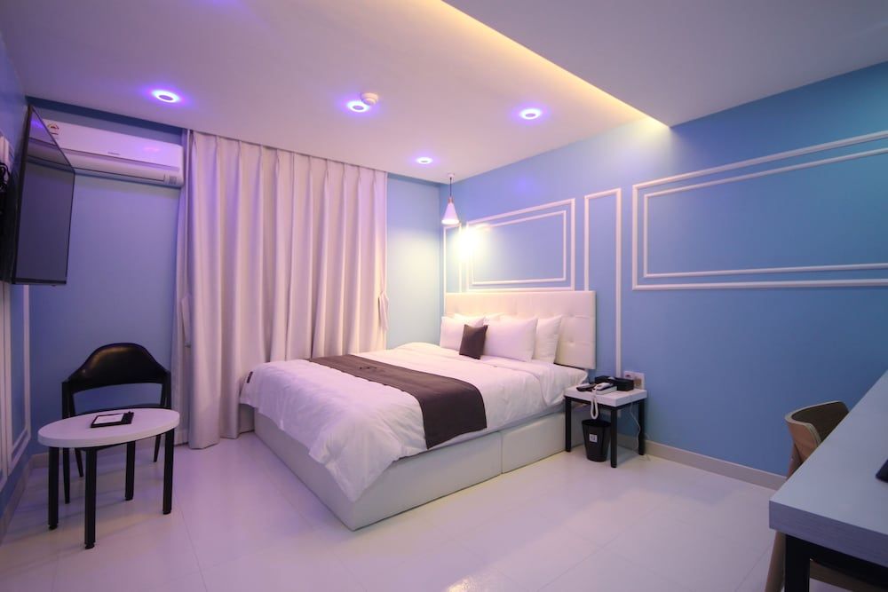 undefined Gray Hotel 4