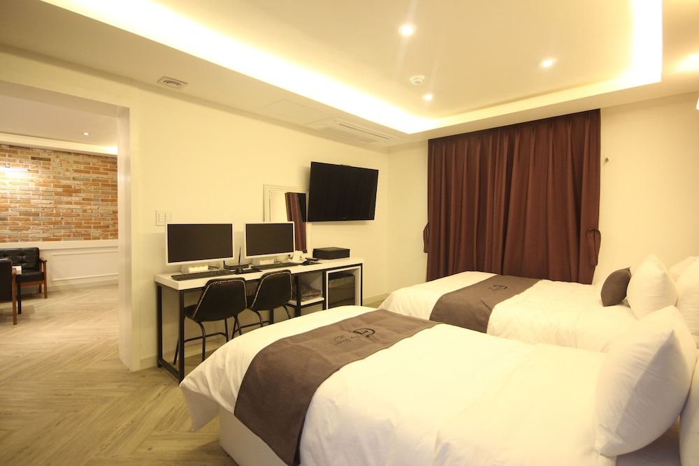 Gray Hotel VIP Twin Room 2