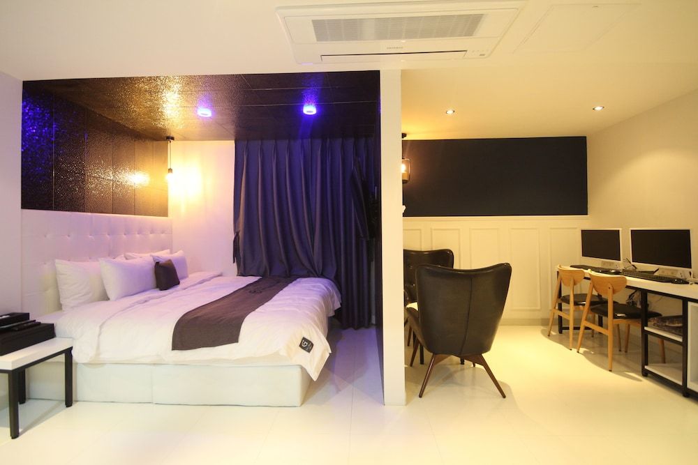 undefined Gray Hotel 3