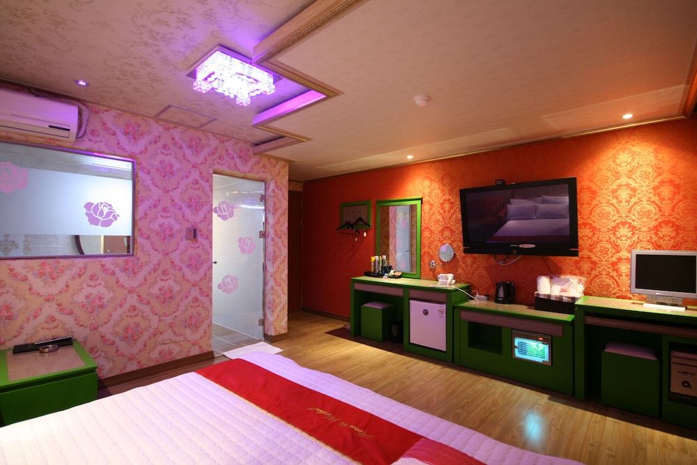 Hera Hotel Standard Room 36