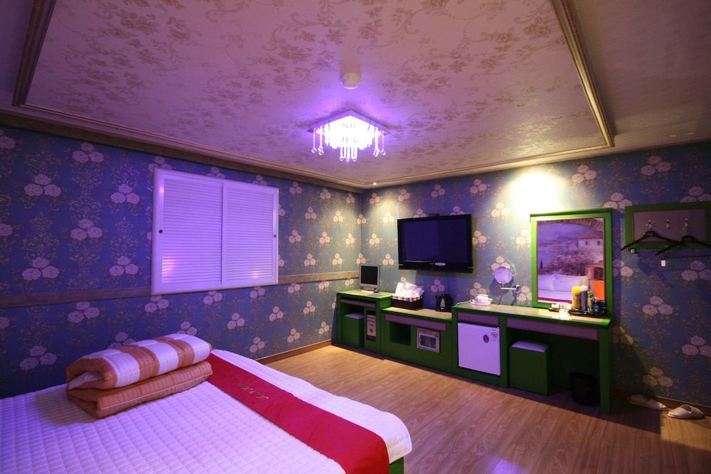 Hera Hotel Standard Room 23