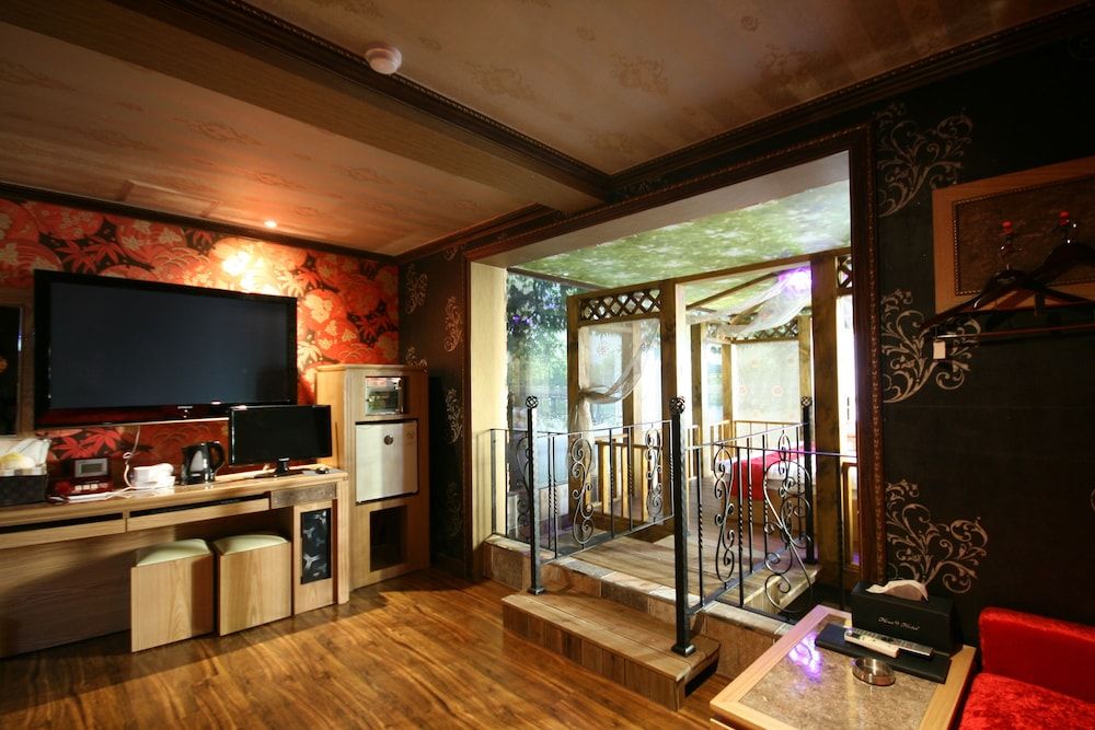 Hera Hotel Royal Suite 12