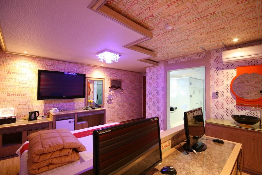 Hera Hotel Standard Room 38