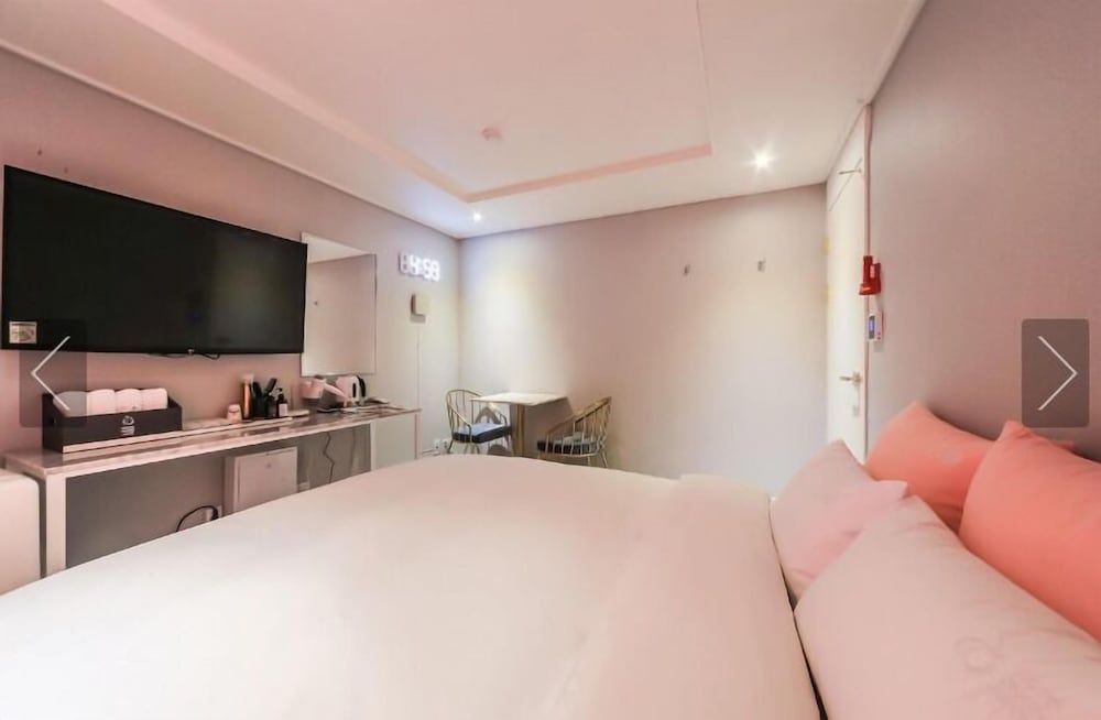 undefined Hotel Momo Juice 2