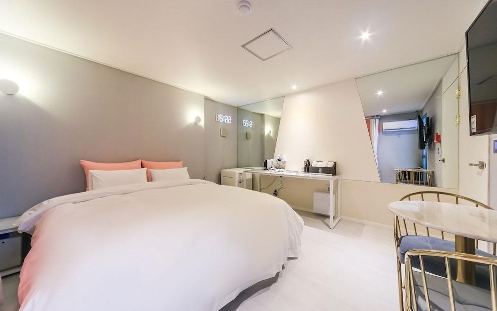 undefined Hotel Momo Juice 8