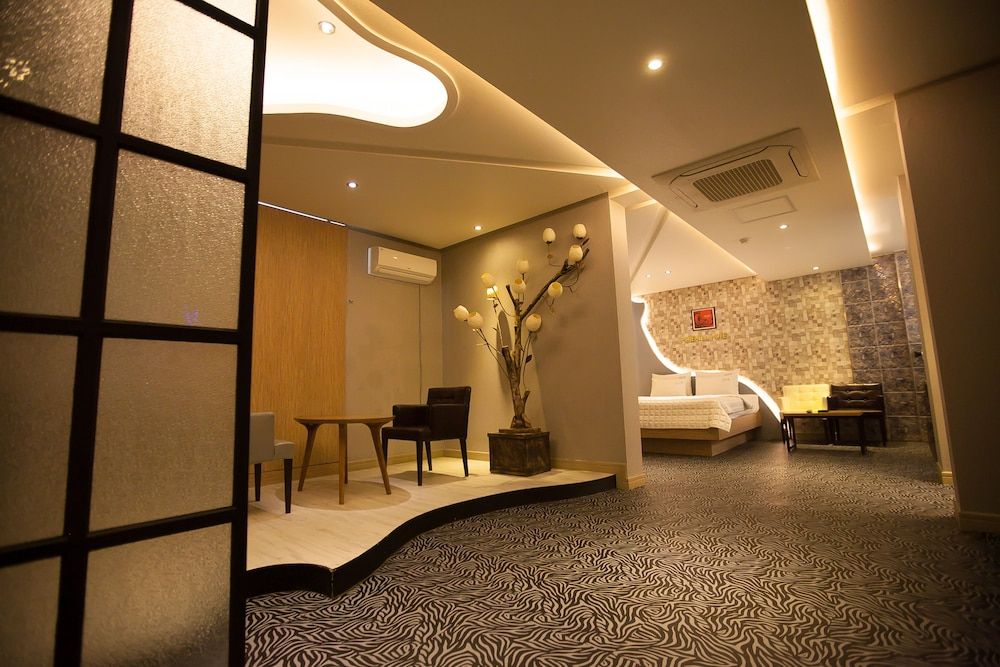 undefined Pine Hill 2