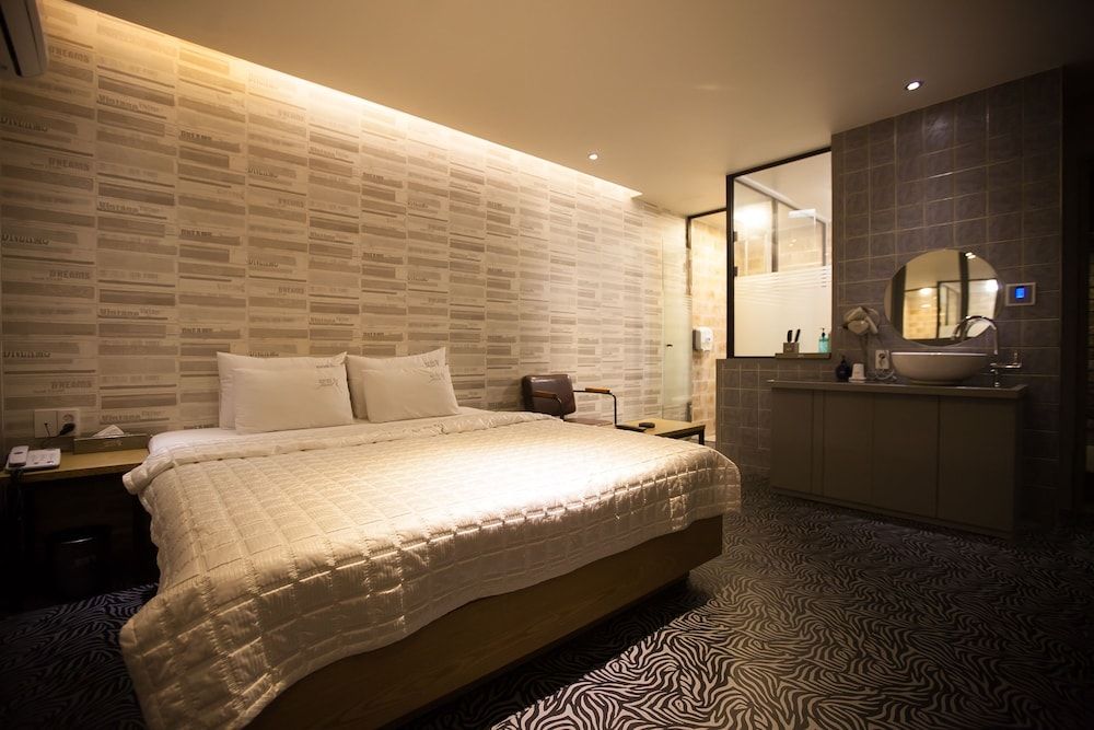 undefined Pine Hill 5