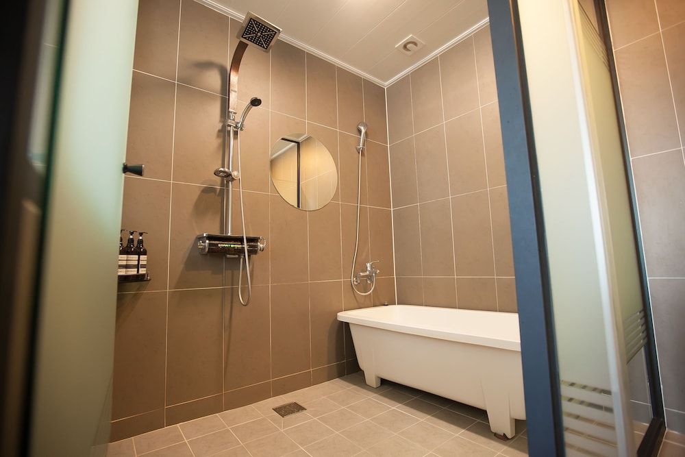 Pine Hill Deluxe Room, 1 King Bed, Non Smoking (Ocean View or Mountain View) 3